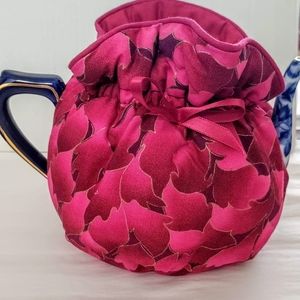 Rose Leaves Trimmed in Gold Teapot Cozy NWT